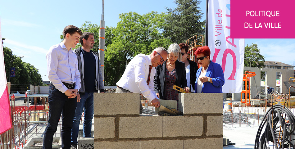 Chemin-Vert &agrave; Saumur : la 1&egrave;re pierre de l'Espace associatif et de jeunesse est pos&eacute;e