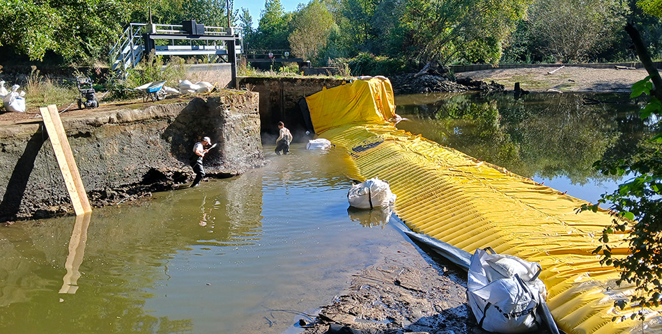 Travaux de r&eacute;paration de fuites sur la chauss&eacute;e du barrage de la Salle &agrave; Montreuil-Bellay